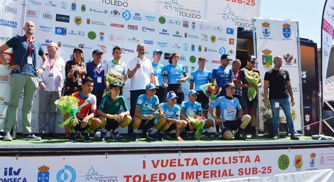 Los ganadores de las distintas clasificaciones de la I Vuelta Ciclista a Toledo Imperial junto con el presidente de la Diputación de Toledo, Álvaro Gutiérrez
