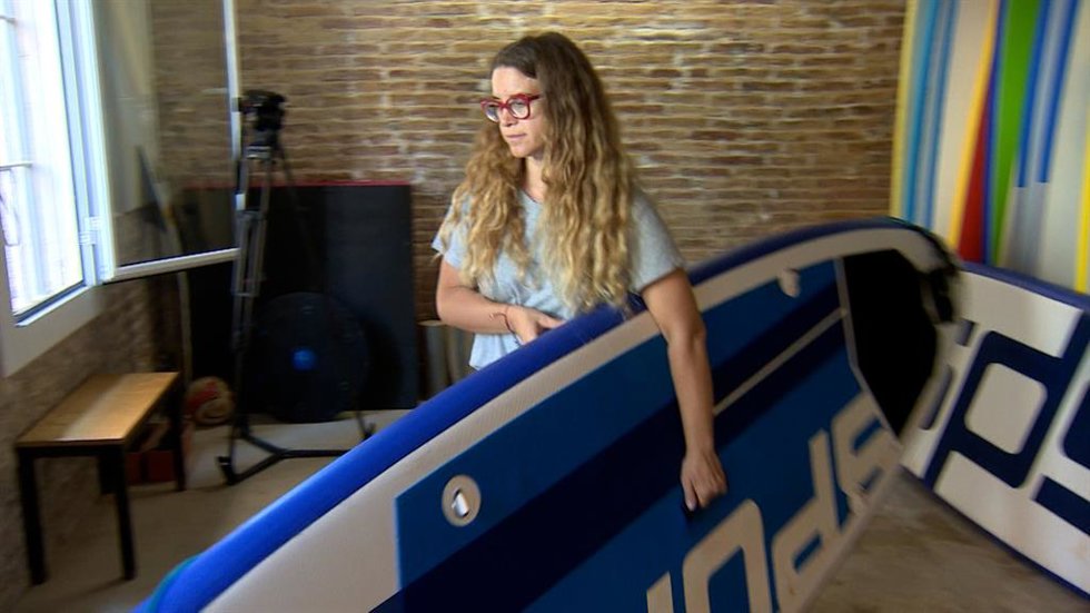 Deportes como el paddle surf cogen fuerza en Barcelona