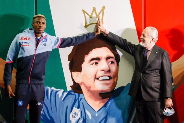 Archivo - 05 December 2020, Italy, Naples: Napoli president Aurelio De Laurentiis (R), and Napoli's Victor Osimhen are seen during the presentation of a mural dedicated to the late Argentinian footballer Diego Armando Maradona in the station of Cumana, at