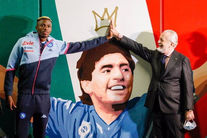 Archivo - 05 December 2020, Italy, Naples: Napoli president Aurelio De Laurentiis (R), and Napoli's Victor Osimhen are seen during the presentation of a mural dedicated to the late Argentinian footballer Diego Armando Maradona in the station of Cumana, 