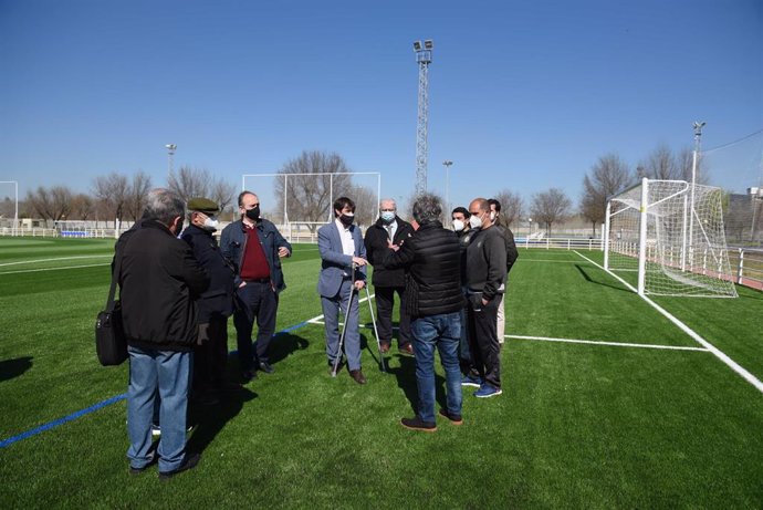 El Ayuntamiento adjudica la instalación de césped artificial en los campos de fútbol de los centros deportivos La Doctora- Padre Pío, La Ranilla y Caños de Torreblanca