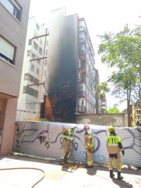 Bomberos de Valladolid sofocan un fuego en un solar de la Avenida de Segovia