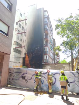 Foto del fuego producido en la Avenida de Segovia de Valladolid de la @PoliciaVLL