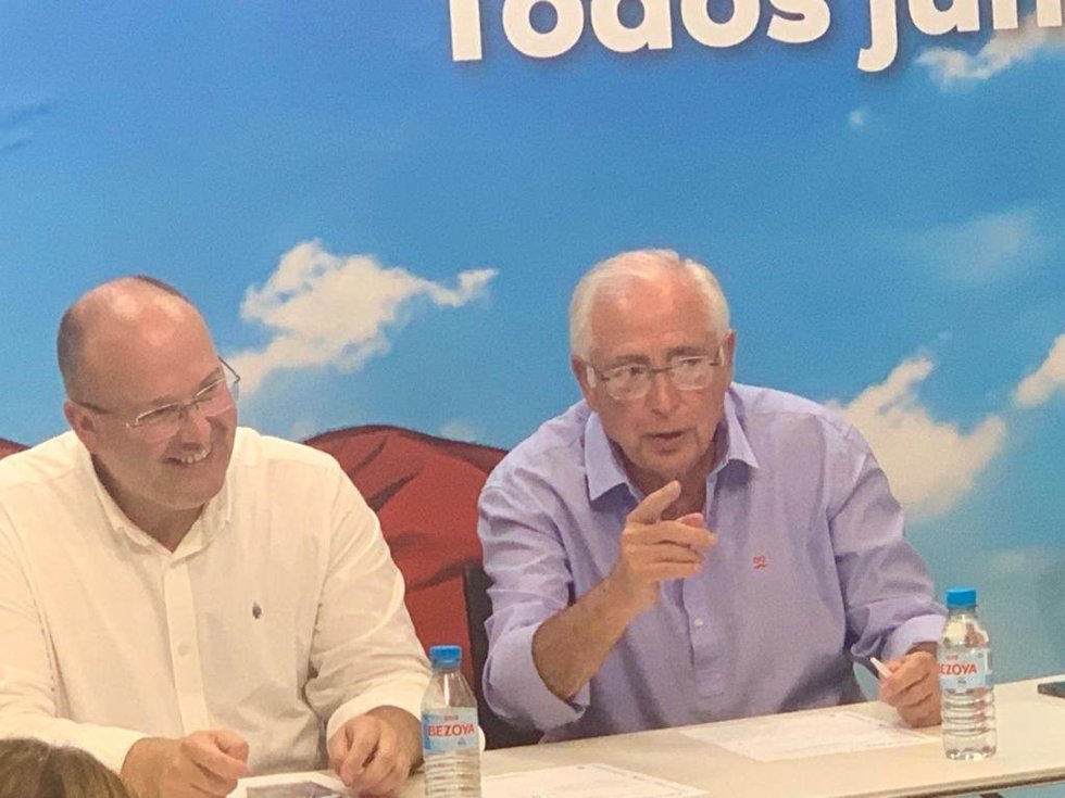 El presidente del Partido Popular de Melilla, Juan José Imbroda (derecha)