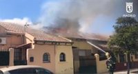 Arde la cubierta de una vivienda unifamiliar en Usera y el fuego se propaga al tejado de dos casas colindantes