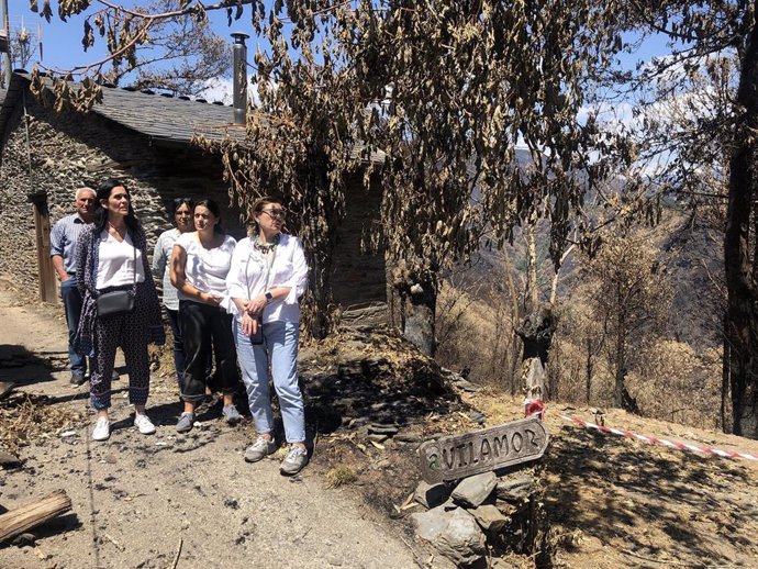 La secretaria general del PPdeG, Paula Prado, visita una de las zonas quemdas por los incendios en Folgoso do Courel (Lugo)