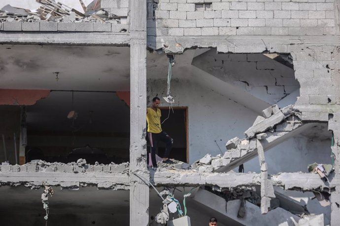 07 August 2022, Palestinian Territories, Rafah: Palestinians inspect the rubble of a building where Islamic Jihad's southern commander Khaled Mansour was killed following an Israeli air strike in Rafah, southern Gaza Strip. Photo: Mohammed Talatene/dpa