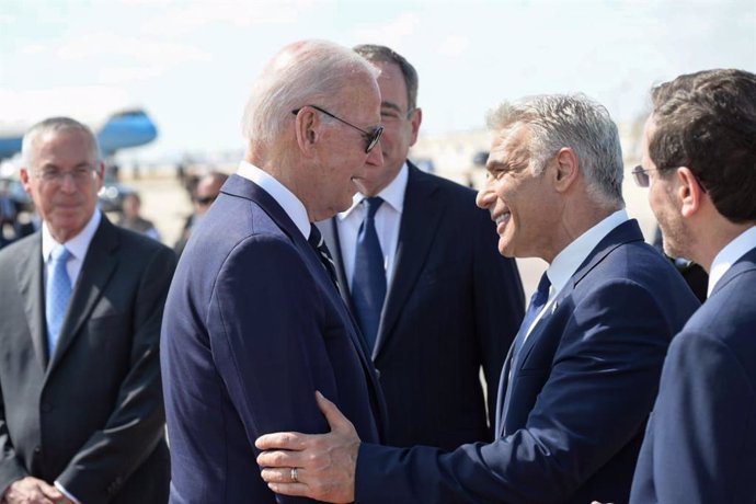 El primer ministro israelí Yair Lapid (2 d) se despide del presidente estadounidense Joe Biden antes de su salida del aeropuerto Ben Gurion. 