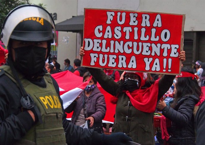 Un manifestante sostiene una pancarta en la que se puede leer "Fuera Castillo, fuera ya" durante una protesta contra el presidente Pedro Castillo con motivo del 201 Día de la Independencia de Perú
