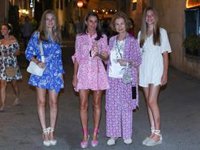 La Reina Letizia, Leonor y Sofía, complicidad y sonrisas con Doña Sofía en su noche de chicas más especial