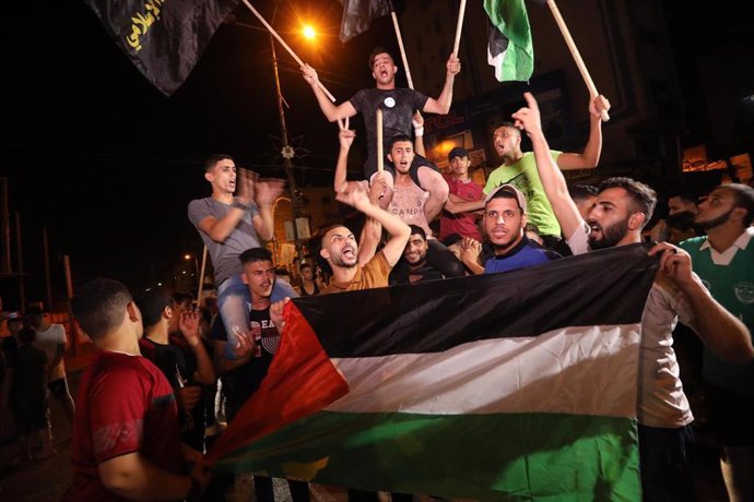Manifestantes palestinos celebran la entrada en vigor de una tregua en la Franja de Gaza