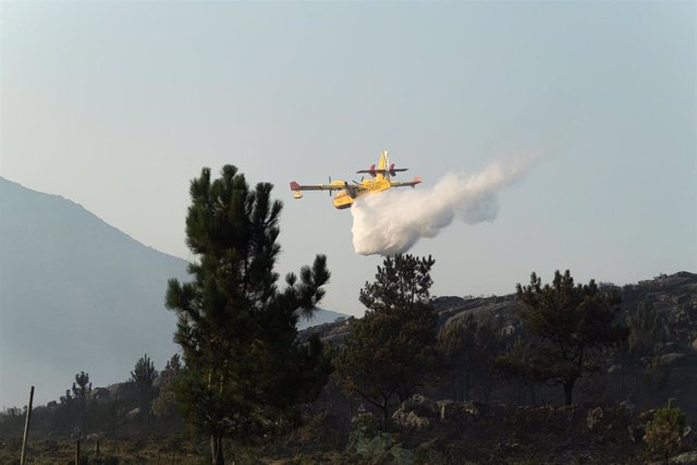 Un avión de extinción de incendios trabaja en la extinción del incendio iniciado en Boiro, a 6 de agosto de 2022, en Boiro, A Coruña (Galicia).