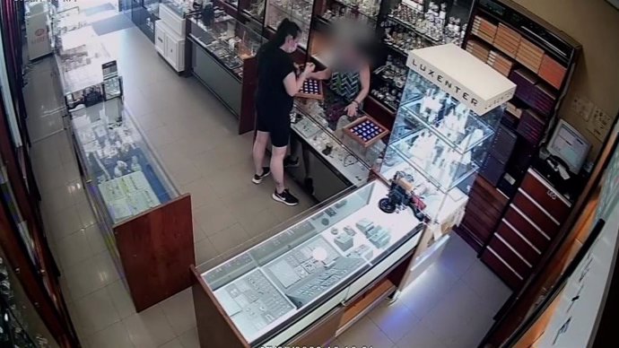 Imagen de la sospechosa de robar piezas de joyería en el interior de un establecimiento de Roquetas de Mar (Almería).
