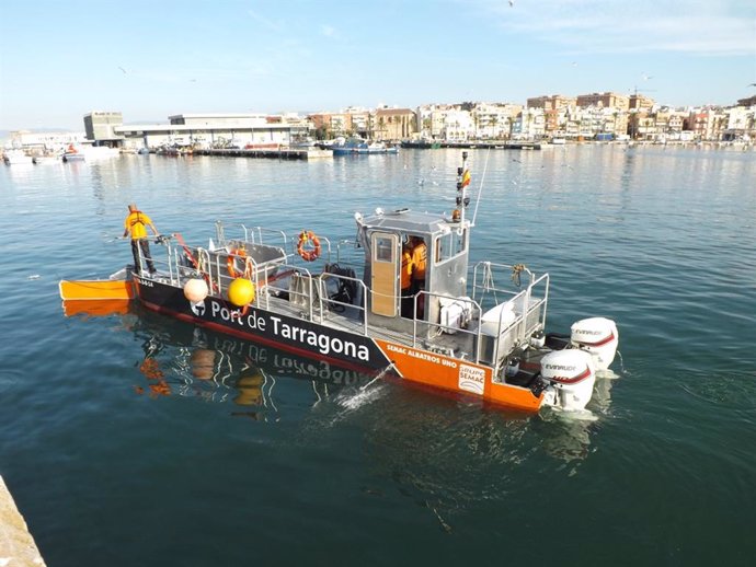 Barco de limpieza del Port de Tarragona