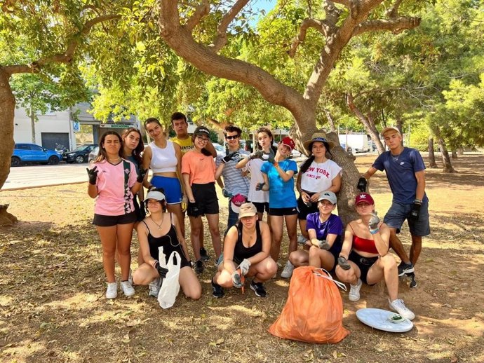 Un grupo de jóvenes en el campo de voluntariado de educación ambiental en Palma.