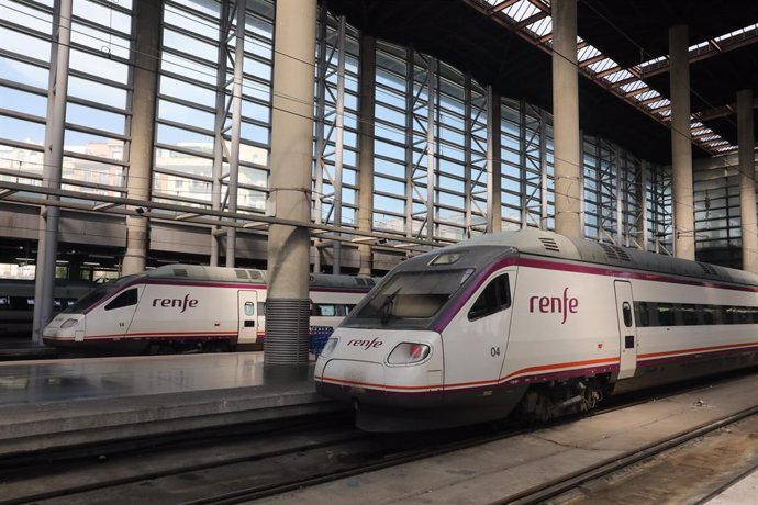 Archivo - Trenes AVE estacionados en un andén en la estación Madrid-Puerta de Atocha 