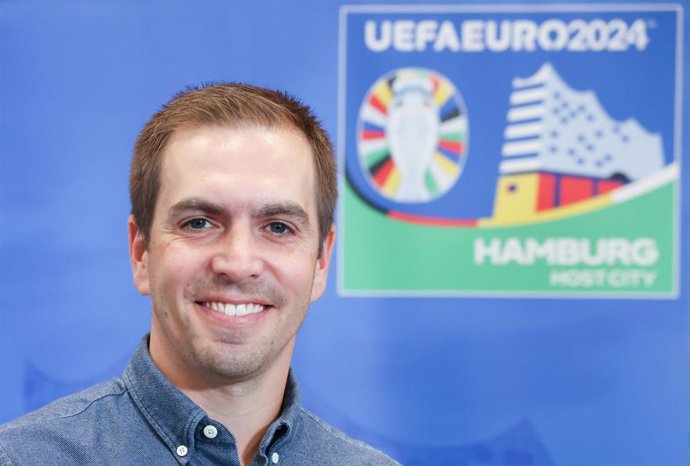 Archivo - FILED - 20 October 2021, Hamburg: Philipp Lahm, former international footballer and managing director of DFB EURO GmbH, smiles during a visit to Gymnasium Heidberg in Hamburg-Langenhorn. Photo: Christian Charisius/dpa
