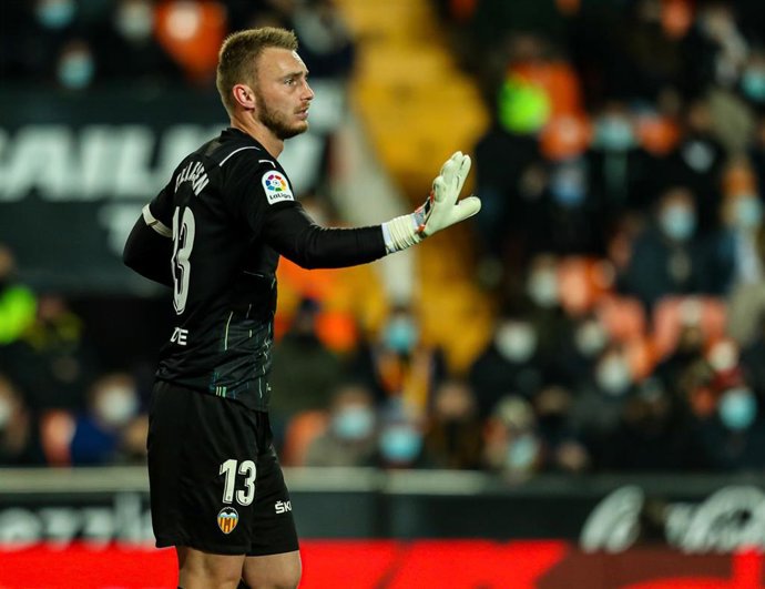 Archivo - El guardameta neerlandés Jasper Cillessen en en un partido con el Valencia en LaLiga Santander 2021-2022.