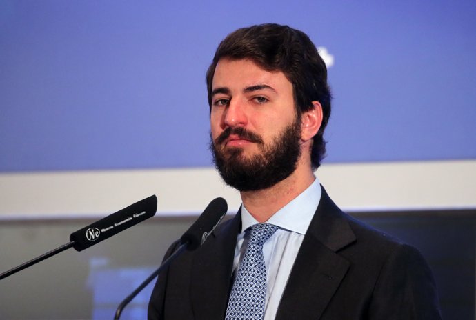 El vicepresidente de la Junta de Castilla y León, Juan García-Gallardo, interviene en un desayuno informativo de Nueva Economía Fórum, en el Hotel Mandarin Oriental Ritz, a 9 de mayo de 2022, en Madrid (España).