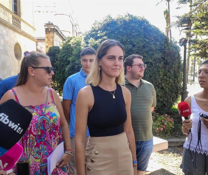 La presidenta del NNGG del PP balear, Lourdes Roca, antes de ofrecer declaraciones a los medios frente al Consolat de Mar, en Palma.
