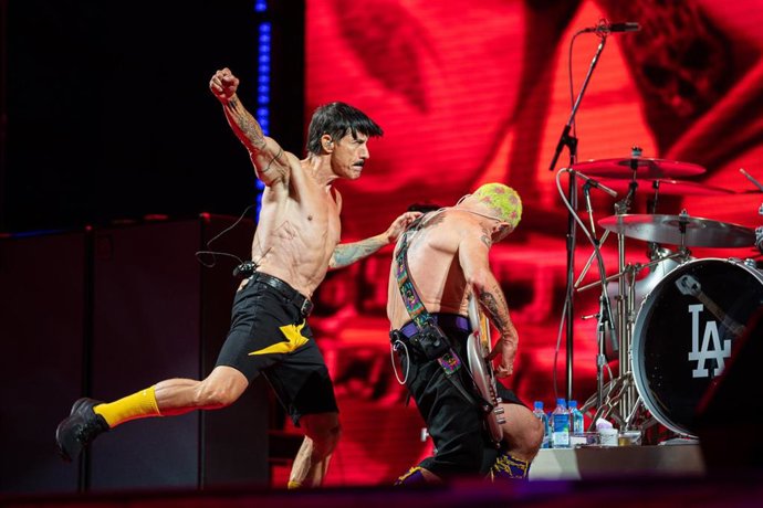 Archivo - El vocalista Anthony Kiedis (i) y el bajo eléctrico Flea (d) durante un concierto de la banda de rock Red Hot Chili Peppers,