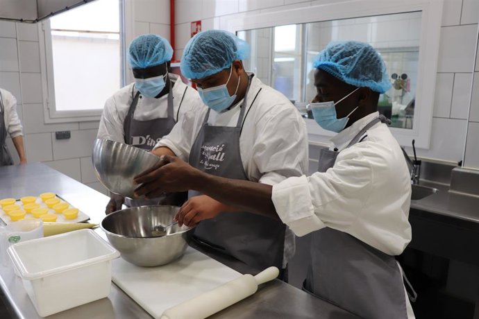 Persones treballant pel programa d'inserció laboral de la fundació Formació i Treball
