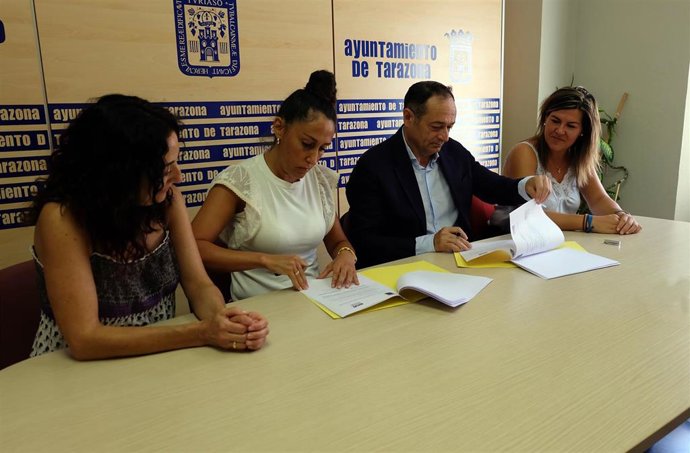 Np Firma De Convenio Del Ayuntamiento De Tarazona Y La Asociación De Comerciantes