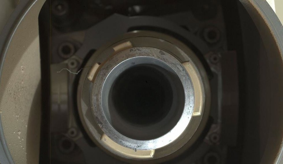 El rover Mars Perseverance de la NASA adquirió esta imagen utilizando su cámara SHERLOC WATSON, ubicada en la torreta al final del brazo robótico del rover.
