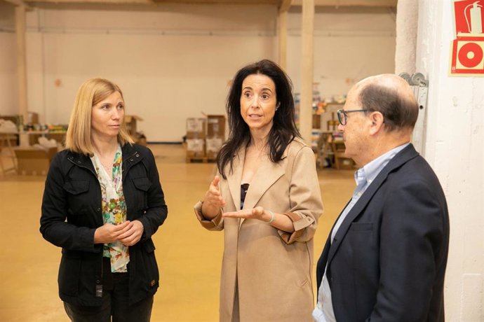 Archivo - La concejala de Igualdad de A Coruña, Yoya Neira; la presidenta de la asociación AGA-Ucrania, Natalia Afonina; y el gerente del patronato de la Fundación Emalcsa, Manuel Aguilar, en la firma de un convenio