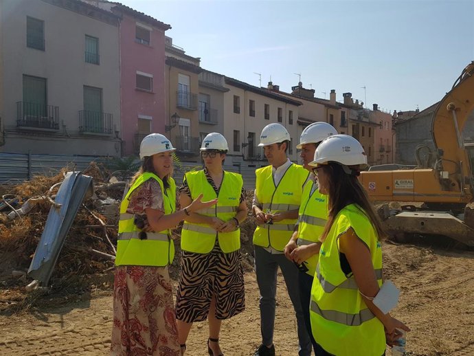 La directora general de Vivienda, Verónica Villagrasa, y el gerente de Suelo y Vivienda de Aragón, Javier Albisu, han asistido al inicio de los trabajos en el solar de la Merced