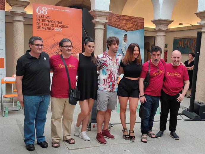 Autores y parte del elenco de 'El aroma de Roma', en su presentación en la sede del Festival de Mérida.