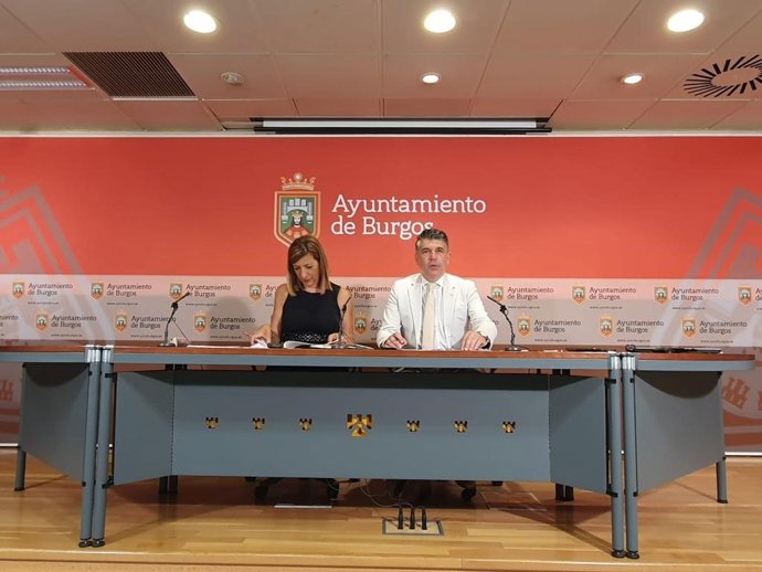 Los portavoces del equipo de Gobierno local Nuria Barrio y Vicente Marañón.