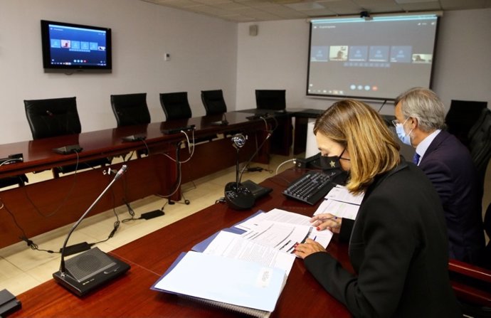 Archivo - La consejera de Presidencia del Gobierno de Cantabria, Paula Fernández, y  Pedro García Carmona en una foto de archivo