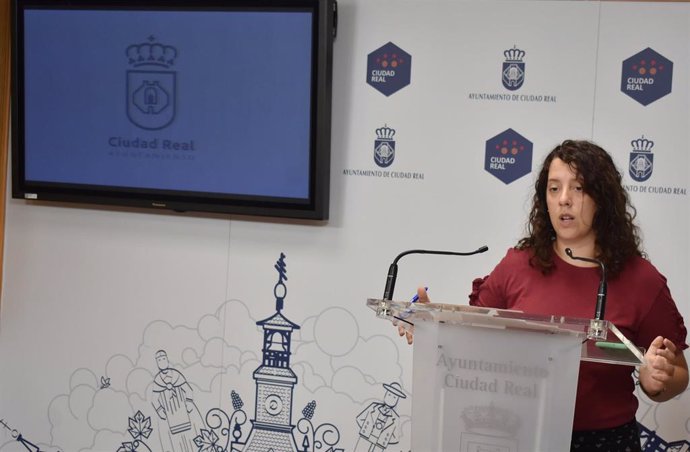 La viceportavoz del equipo de gobierno del Ayuntamiento de Ciudad Real, Sara Martínez, en rueda de prensa.