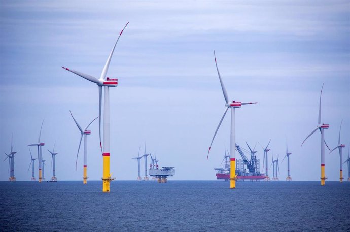 Archivo - FILED - 22 August 2020, Mecklenburg-Western Pomerania, Mukran: Wind turbines trun in the wind in the Baltic Sea. Spanish-German wind engineering company Siemens Gamesa Renewable Energy said on Tuesday its revenue for the third quarter declined