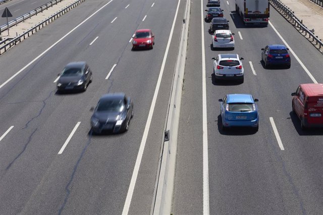 Numerosos vehículos circulan por la autovía A-3,