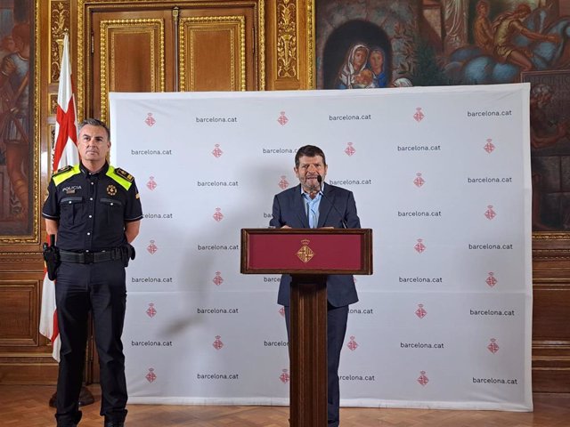 El teniente de alcalde de Seguridad y Prevención del Ayuntamiento de Barcelona, Albert Batlle; y el el jefe de la Guardia Urbana de Barcelona, el intendente mayor Pedro Velázquez, en declaraciones a los periodistas este lunes