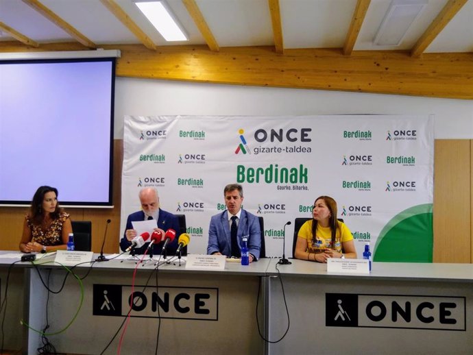 El delegado territorial en Euskadi, Juan Carlos Andueza, junto al presidente del Consejo Territorial, Rafael Ledesma, la nueva afiliada Arantzazu Mezo y la agente vendedora de la ONCE en Bilbao, Vera Lu