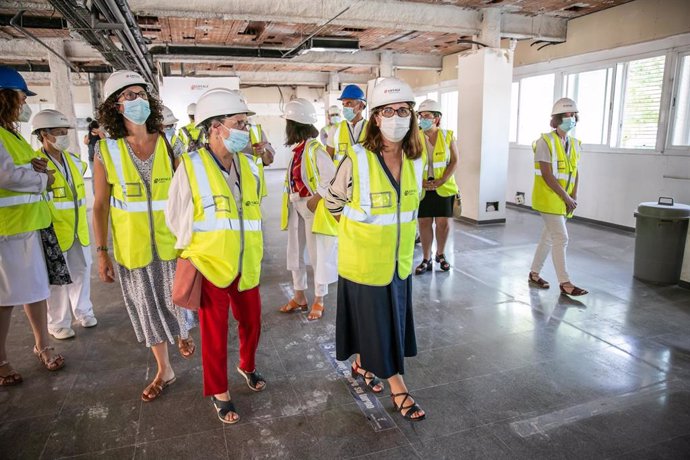 La directora gerente del Sescam, Regina Leal, visita las obras del nuevo Centro Regional de Transfusiones de Toledo, situado en el Centro de Especialidades, Diagnóstico y Tratamiento San Ildefonso. (Foto: D. Esteban González)