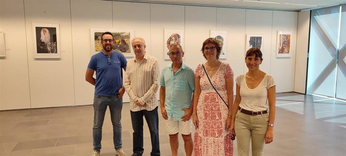 La teniente de alcalde y concejala de Igualdad, Eva Tobías Olarte, y la edil de Cultura, Carmen Urquía Almazán, han visitado  la exposición