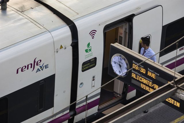 Un treballador de Renfe a les portes d'un AVE