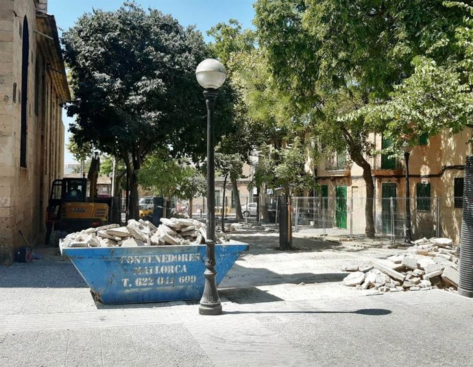 Obras en la plaza de la iglesia del Coll d'en Rebassa.