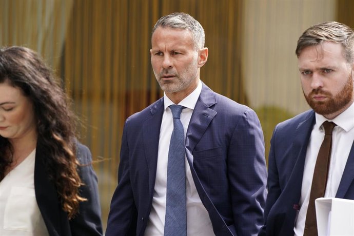 Archivo - El exfutbolista Ryan Giggs llega a los juzgados de Manchester.