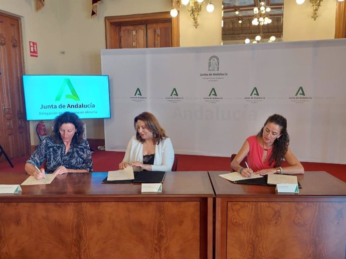 La alcadesa en funciones de Almería firma con la consejera de Agricultura un acuerdo para el Smart Green Cube.