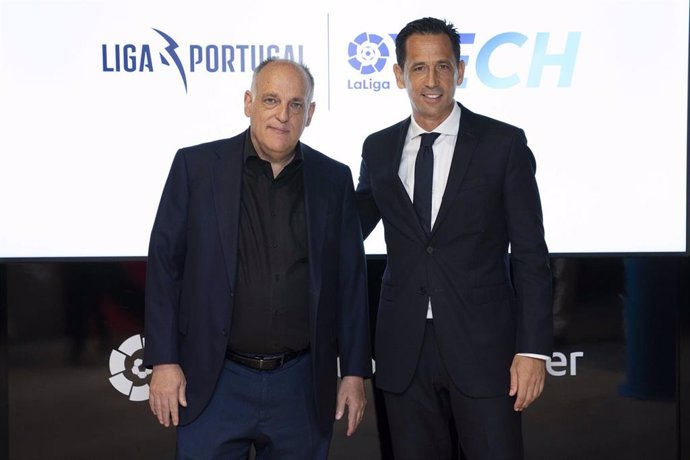 Archivo - El presidente de LaLiga, Javier Tebas, junto al presidente de Liga Portugal, Pedro Proena.