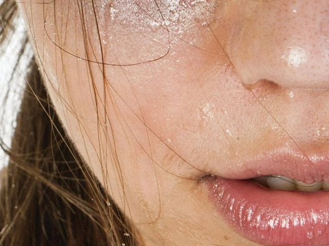 La sudoración en el rostro es uno de los indeseados efectos de las altas temperaturas que estamos padeciendo