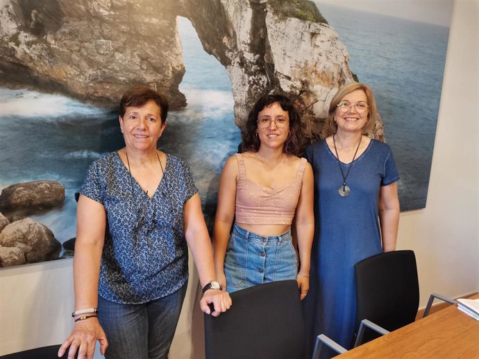 Archivo - La alcaldesa de Santanyí, Maria Pons, junto a la nueva agente de conciliación y la regidora de Igualtat y Dona, Maria Monserrat.