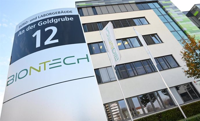 Archivo - FILED - 09 November 2020, Rhineland-Palatinate, Mainz: The logo of the German biotechnology company "BioNTech" is displayed on a stele in front of the company headquarters. German vaccine developer BioNTech announced strong first quarter turno