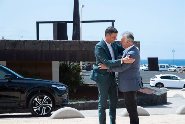 El presidente del Gobierno de España, Pedro Sánchez, saluda al jefe del Ejecutivo canario, Ángel Víctor Torres, a su llegada al Cabildo de Lanzarote donde han mantenido un encuentro