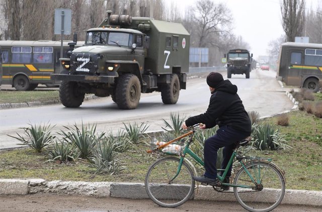 Archivo - Vehículos militares rusos en Crimea